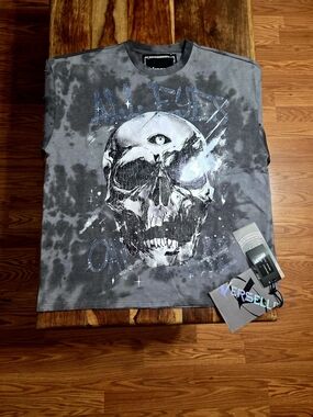 Verselli Men's "All Eyes On Me" Gray Washed Graphic Detailed Tee. Size Large
